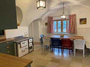 eine Küche mit einem Esstisch und Stühlen in der Unterkunft Temelhof - Landhaus mit Sauna und Kamin in Sittersdorf