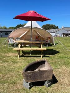 Gambar di galeri bagi Cox Hill Glamping Benson di Truro