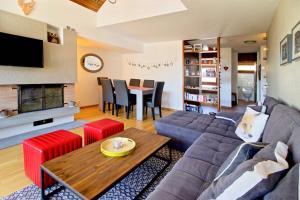 Posezení v ubytování Joli appartement ensoleillé à Vercorin