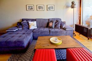 uma sala de estar com um sofá azul e uma mesa de centro em Joli appartement ensoleillé à Vercorin em Vercorin