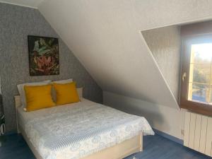 A bed or beds in a room at Le Moulin avec piscine d'Esmée