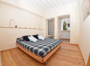 1 dormitorio con 1 cama en una habitación con ventana en Alle Mura, en Lucca
