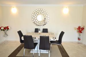Posedenie v ubytovaní Pinares 3 Bed Luxury Apt El Faro