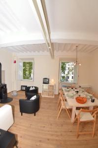 sala de estar con mesa y sillas en Alle Mura, en Lucca