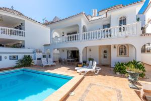 Bazén v ubytovaní Villa with Pool in the heart of Mijas Pueblo alebo v jeho blízkosti