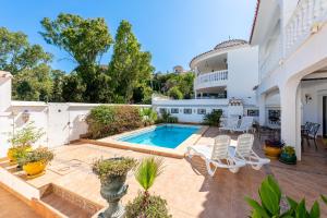 Bazén v ubytování Villa with Pool in the heart of Mijas Pueblo nebo v jeho okolí