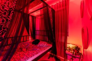Cette chambre rouge comprend un lit avec des rideaux rouges. dans l'établissement Jacuzzi - Love - BDSM - Extra Luxury - EV chargger - Valentine's Day - Red Room - Flexible SelfCheckIns 28, à Zagreb