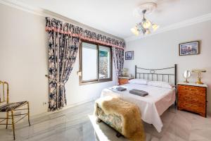 Posteľ alebo postele v izbe v ubytovaní Villa with Pool in the heart of Mijas Pueblo
