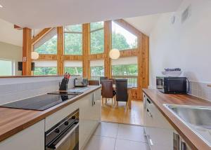 una cucina con lavandino e piano di lavoro di Penvale Lakes Lodges a Llangollen