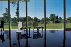 dwa krzesła siedzące w pokoju z wodą na podłodze w obiekcie TH Tirrenia - Green Park Resort w mieście Tirrenia