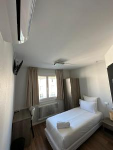 Postel nebo postele na pokoji v ubytování Hôtel Le Costellan
