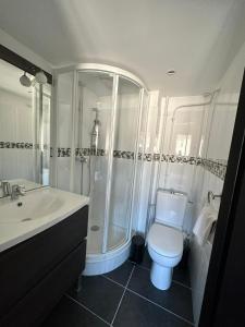 Koupelna v ubytování Hôtel Le Costellan