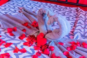 deux flamants roses posés sur un lit avec des coeurs rouges dans l'établissement Jacuzzi - Love - BDSM - Extra Luxury - EV chargger - Valentine's Day - Red Room - Flexible SelfCheckIns 28, à Zagreb