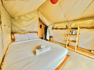 Postel nebo postele na pokoji v ubytování Diamond Glamping by BIO Management