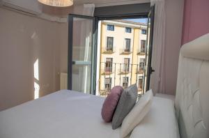 a bedroom with a bed and a large window at AP Plaza la Hispanidad in Cuenca