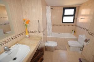 Kúpeľňa v ubytovaní Sun Hill Los Pacos 2 Bed Apt