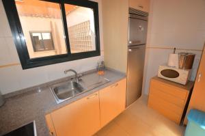 Kuchyňa alebo kuchynka v ubytovaní Sun Hill Los Pacos 2 Bed Apt