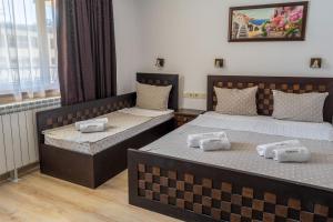 A bed or beds in a room at Sunny Paradise ll