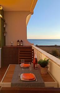 een tafel op een balkon met uitzicht op de oceaan bij Torralta Alvor Beach 601 in Alvor