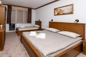 A bed or beds in a room at Sunny Paradise ll