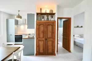 Kuchyňa alebo kuchynka v ubytovaní FERSEN Bright apartment renovated for 5 people in center of Old Antibes