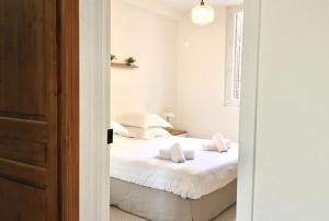 Posteľ alebo postele v izbe v ubytovaní FERSEN Bright apartment renovated for 5 people in center of Old Antibes