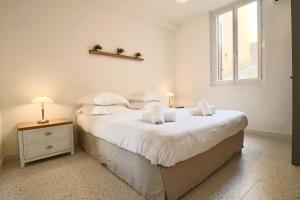 Posteľ alebo postele v izbe v ubytovaní FERSEN Bright apartment renovated for 5 people in center of Old Antibes