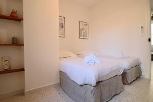 Posteľ alebo postele v izbe v ubytovaní FERSEN Bright apartment renovated for 5 people in center of Old Antibes
