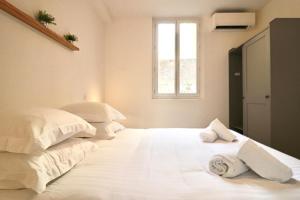 Posteľ alebo postele v izbe v ubytovaní FERSEN Bright apartment renovated for 5 people in center of Old Antibes