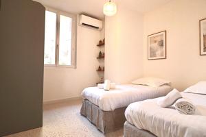 Posteľ alebo postele v izbe v ubytovaní FERSEN Bright apartment renovated for 5 people in center of Old Antibes