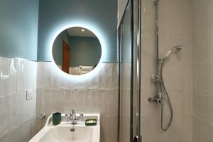 Kúpeľňa v ubytovaní FERSEN Bright apartment renovated for 5 people in center of Old Antibes