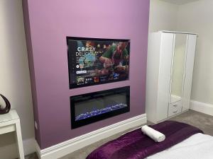 Televiisor ja/või meelelahutuskeskus majutusasutuses Imperial Suites Bradford