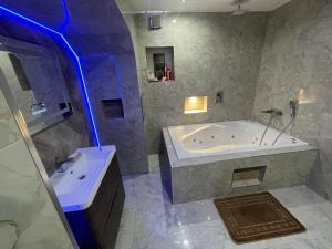 Koupelna v ubytování Imperial Suites Bradford
