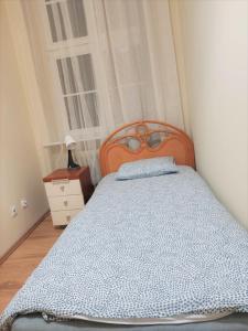 - une chambre avec un lit et une couette bleue dans l'établissement Rynek 7, à Poznań