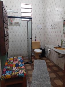 ein Bad mit einer Dusche, einem WC und einem Waschbecken in der Unterkunft Hostel My Place Hospedaria in Salvador