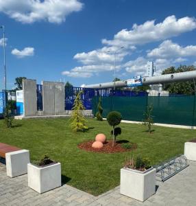 een park met bomen en planten in het gras bij Hostel Hodonín in Hodonín