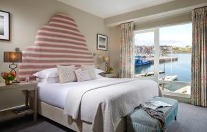 Giường trong phòng chung tại Trident Hotel Kinsale