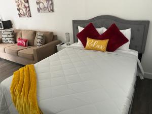 Ein Bett oder Betten in einem Zimmer der Unterkunft Incredible comfortable apartments near the airport and beaches