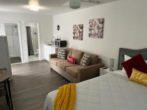 ein Wohnzimmer mit einem Bett und einer Couch in der Unterkunft Incredible comfortable apartments near the airport and beaches in Tampa