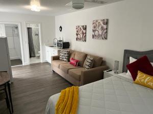 ein Wohnzimmer mit einem Bett und einem Sofa in der Unterkunft Incredible comfortable apartments near the airport and beaches in Tampa