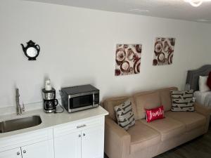 Ein Sitzbereich in der Unterkunft Incredible comfortable apartments near the airport and beaches