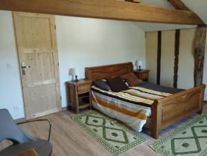 ein Schlafzimmer mit einem Bett, zwei Türen und einem Teppich in der Unterkunft La Coquille in Pouillon