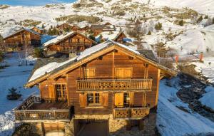 an aerial view of a log cabin in the snow at Odalys Chalet Diane in L'Alpe-d'Huez