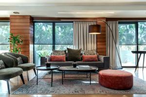 Ein Sitzbereich in der Unterkunft Blazer Suites Hotel