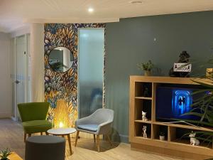 Posezení v ubytování Holiday Inn Calais Coquelles by IHG