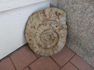 un objeto oxidado sentado a un lado de un edificio en Ferienwohnung Schneckenhaus, en Ofterdingen