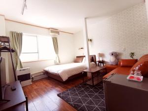 Postel nebo postele na pokoji v ubytování Opopo home 竜宮店