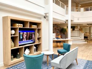 TV a/nebo společenská místnost v ubytování Holiday Inn Calais Coquelles by IHG