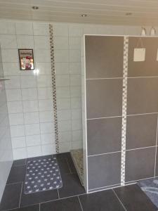 een douche met een glazen deur in een badkamer bij Glori 's Fewo in Bad Sooden-Allendorf +29 foto's