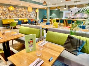 Posezení v ubytování Holiday Inn Calais Coquelles by IHG